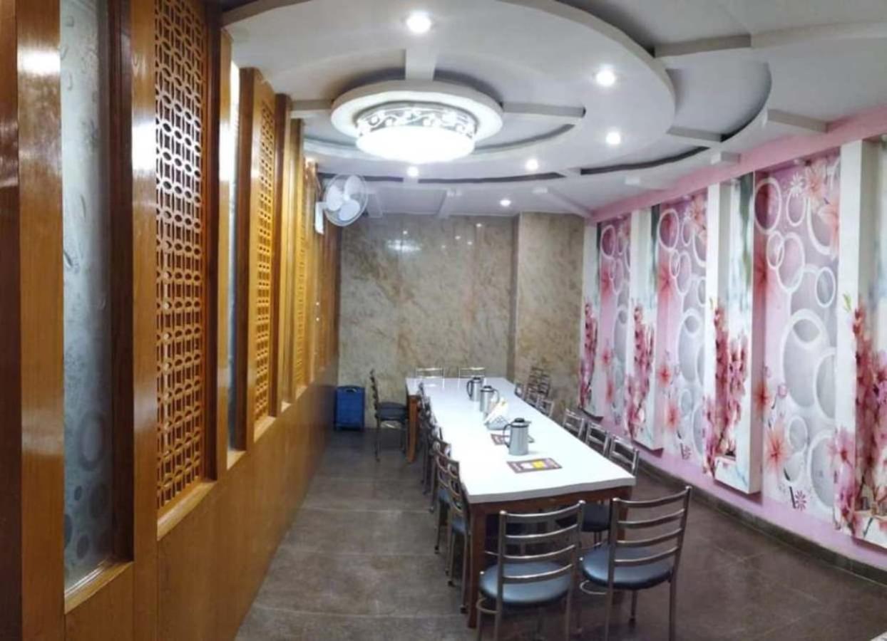 Hotel Aries New Delhi Exterior photo